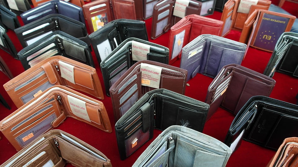 How to Buy the Perfect Wallet for Him or Her