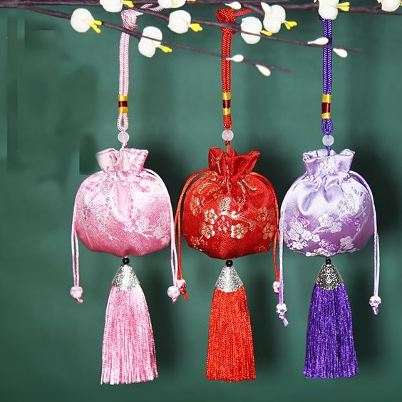 Wearing Perfume Pouches Infifashion